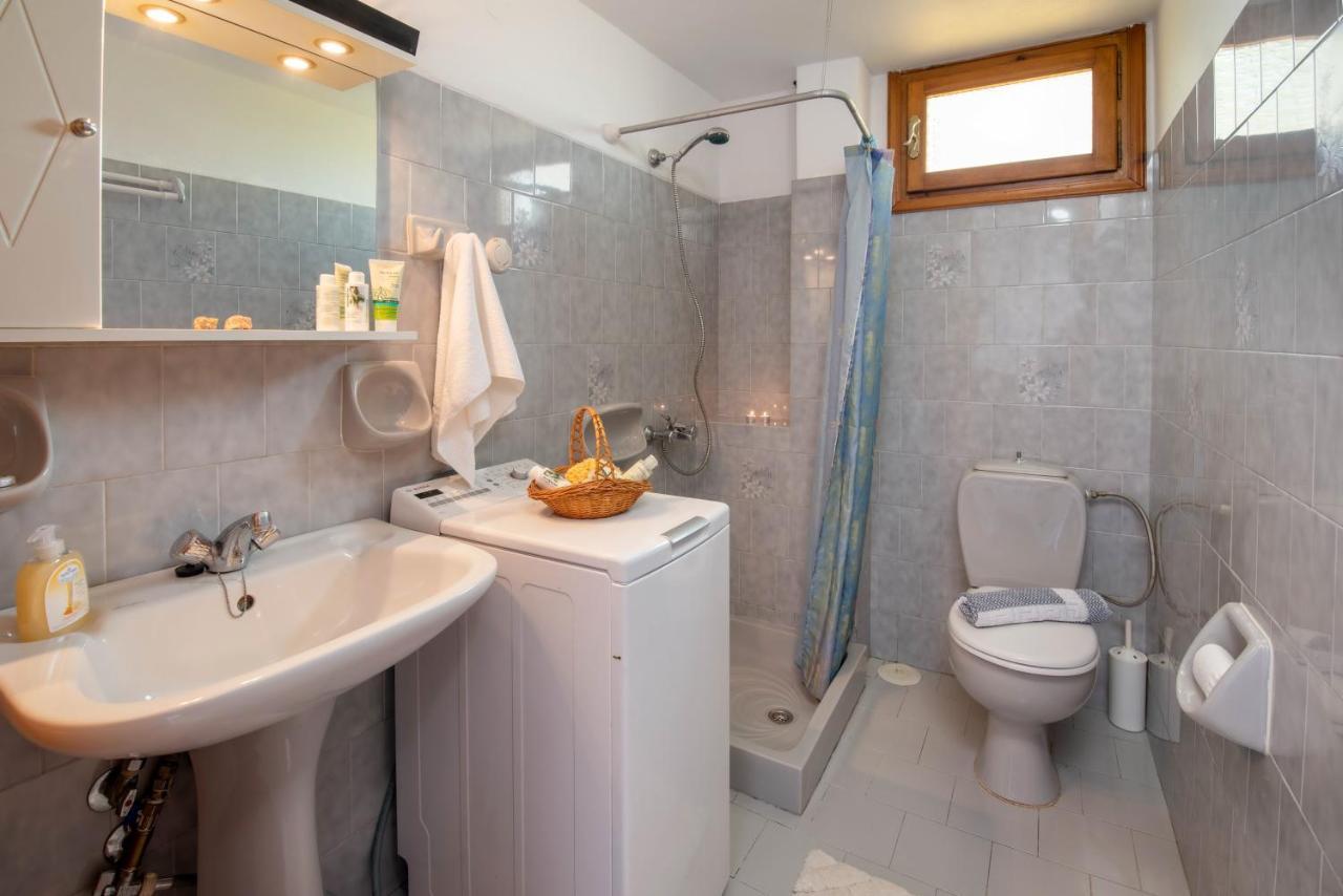 Voula Apartments Gaios Bagian luar foto